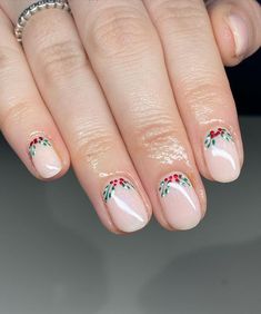 Subtle Festive Nails, Christmas Nails Natural Nail, Christmas Wreath Nails, Short Round Christmas Nails, Casual Christmas Nails, Christmas Nails Mistletoe, Minimalist Holiday Nails, Christmas Nails 2024, Shellac Christmas Nails