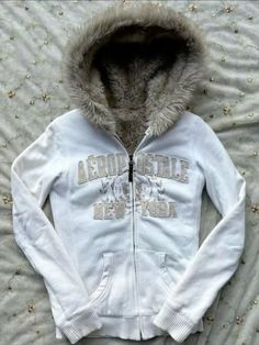 Y2k Fuzzy Jacket, Aeropostale Fur Hoodie, Jackets With Fur Hood, Fur Trim Hoodie, Y2k Fur Jacket, Fur Hoodie Outfit, 2000s Jacket, White Fur Jacket, Fur Hoodie Jacket