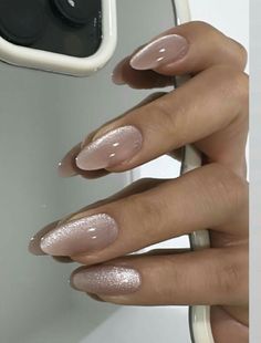 Neutral Bday Nails, Neutral Nails Acrylic Sparkle, Nail Ideas Clean Look, Classic Nail Ideas Simple, Birthday Nails Minimalist, Pretty Neutral Nails Art Designs, Wedding Nails Vintage, Simple Wedding Gel Nails, Minimalist Almond Nail Design Simple