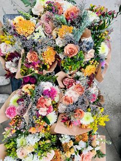 a bunch of flowers that are on the ground