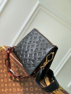 Size: 26cm*20cm*12cm It comes with Dust box, Care manual, Tag, and Paper bag. Branded Bags, Branded Handbags, Luxury Accessories, Exclusive Collection, Travel Luggage, Women's Style, Louis Vuitton Bag, Luxury Bags, Bags Women