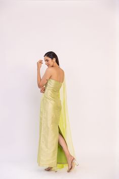 Featuring a green tube kurta set in silk brocade base. It is paired with a matching pants and neon green organza dupatta with scalloped edging. Color: CELERY FABRIC: BROCADE Delivery time 15 to 20 days Strappy Kurta, Look Wide Leg, Kurta Set With Dupatta, Pink Wrap, Glam Chic, Trendy Sarees, Ageless Style, Organza Dupatta, Silk Brocade