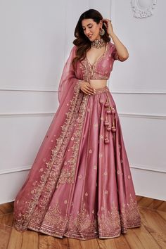 Lehenga For Party Indian Weddings, Lehenga Look For Reception, Pink Lehenga Reception Look, Two Piece Wedding Dress Indian, Wedding Party Lehenga, Engagement Lengha Indian, Wedding Dresses Lengha, Reception Lehenga Ideas, Classic Indian Wear