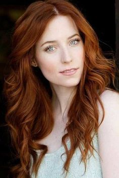 couleur de cheveux auburn, maquillahe naturel pour yeux bleus Copper Hair Dark, Natural Red Hair, Natural Hairstyle, Red Hair Woman, Beautiful Red Hair, Copper Hair Color, Makeup Tutorial Video, Long Red Hair, Girls With Red Hair