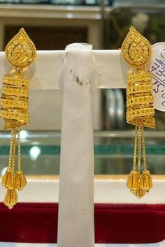 Gold Ear Rings Designs Latest, Latest Gold Earrings, Gold Jewelry Bridal, Gold Set Design, Dubai Gold Jewelry, Dresses Gold, Gold Jewelry Outfits