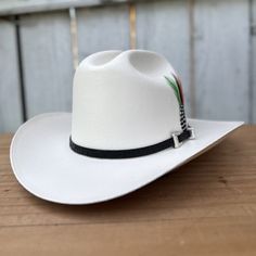 El precio INCLUYE impuestos y ENVIO a cualquier parte de los Estados Unidos! Este es el 1000X Chaparral, un sombrero vaquero distinguido de Tombstone Hats, diseñado para el estilo y la accesibilidad. Cuenta con un ala de 3" y una copa de 4 1/2", elaborado con el exquisito material Telar Master 1x1 para asegurar durabilidad y comodidad. Orgullosamente hecho en México, este sombrero luce una elegante toquilla negra y una pluma decorativa de 3 1/2" que añade un toque refinado. Perfecto para los fan Elegant Black Hats, Black Hat, Hat Band, Tombstone, Cowboy Hat, Cowboy Hats, Cowboy, Fan, Hats