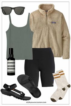 Hiking Outfit Winter California, Outdoor Capsule Wardrobe, Active Wear Outfits Women, Outdoorsy Style Women Outfits, Midsize Hiking Outfit, New Zealand Summer Outfits, Forest Walk Outfit, Camping Capsule Wardrobe