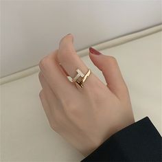 Bague tendance en or et diamant


 En plaqué or 14 carats, ces bagues réglables ont une surface parfaitement brillante comme la bague en or massif. La combinaison entre l'or et le diamant est pleine de mode et de luxe. À l'extrémité de la bague en or et diamant, les extrémités en forme de double T se croisent et créent une illusion d'empilement. Vous pouvez ajuster la taille de la bague en fonction de vos doigts car l'extrémité de la bague en diamant pavé est ouverte.

 Bague en diamant ouverte Gold Open Ring Diamond Couple Rings, Gold Open Diamond Couple Rings, Tarnish Resistant Diamond Open Ring, Open Diamond Ring, Pave Diamond Ring, Solid Gold Rings, Gold Diamond Rings, Adjustable Rings, Pave Diamonds