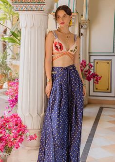 Indian Cords Outfit, Ethnic Co Ord Sets, Bralettes Outfits Casual, Cutwork Designs, Traditional Poses, Indian Outfits Modern, Navratri Outfits, Coachella Fits, Ethnic Wears