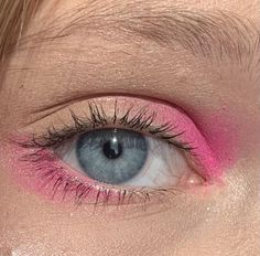 Sans sous-estimer l'efficacité du «œil de chat» dans sa version classique, nous vous proposons une série d'options «beauté» conçues pour surprendre si vous avez envie d'un changement de décor.  ... daha fazla Simple Pink And Brown Eyeshadow, Cool Eye Shadow Looks, Pink Makeup Looks Easy, Simple Colorful Makeup, Easy Colorful Makeup, Pop Of Color Eyeshadow, Easy Make Up Ideas, Gemini Rising