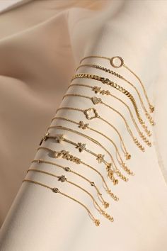 Minimalist Accessories Jewellery, Simplistic Jewelry, خواتم خطوبة, قلادات مت�دلية, Gold Bracelet Simple, Neck Pieces Jewelry, Pretty Jewelry Necklaces, Fancy Jewellery Designs, Minimalist Accessories