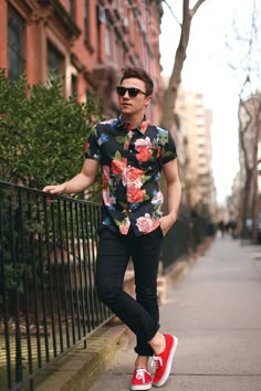 Los 4 estampados de ellas… ¡que también pueden usar ellos! Shirt And Pants Combinations For Men, Urban Street Fashion, Mode Tips, Black Chinos, Hipster Mens Fashion, Christopher Nolan, High Street Fashion, Hipster Fashion