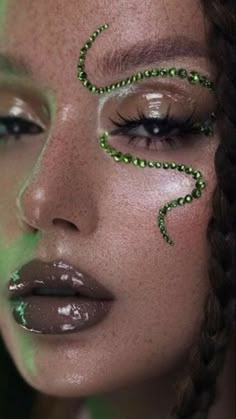 Green Christmas Makeup, Christmas Makeup Ideas, Makeup Contouring, Drag Make-up, Rhinestone Makeup, Green Makeup, Makijaż Smokey Eye, Eras Tour Outfit