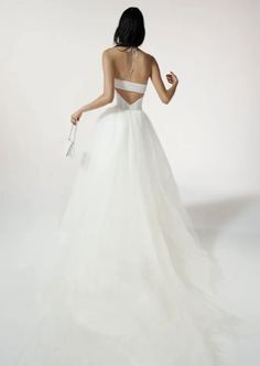 Vera Wang | Fidelina Sample Wedding Gown Vera Wang Wedding Dress, Kelly Faetanini, Vera Wang Wedding, Wedding Dresses Vera Wang, Special Dress, Wedding Sale, Special Dresses, Strapless Neckline, Long Train