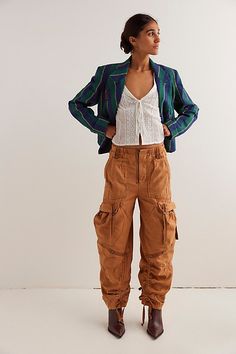 So slouchy and forever cool, this new take on the classic cargo silhouette from our We The Free collection will be a staple for seasons to come. **Fit:** Low-slung, wide cargo silhouette **Features:** Zip fly and hidden closure, oversized workwear pockets, tassel tie detailing, smocked waistband for ease **Why We ❤ It:** Sporty with classic sneakers or toughened-up with moto boots, this pair has endless ways to wear. | We The Free Everglades Utility Trousers at Free People in Brown Sugar, Size: Styling Cargo Pants Women, Slouchy Pants Outfit, Streetwear Plus Size, American Flag Sunglasses, Edgy Fashion Chic, Pink Cargo Pants, Arizona Style, Cargo Pants Style, Slouchy Pants