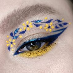 Creative Makeup Ideas Art Inspiration, Unique Makeup Looks Creative, Artistic Makeup Creative, Creative Makeup Looks Inspiration, Yellow Makeup Looks, Creative Eyeshadow Looks, Blacklight Makeup, Makeup Artistique, Blue And Yellow Aesthetic