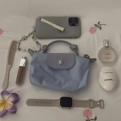 Everyday Bag Essentials, What's In My Purse, My Style Bags, Inside My Bag, In My Purse, Purse Essentials, Longchamp Bags, Handbag Essentials, Bag Insert