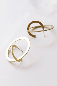 These matte brass sculptural earrings are formed by two intersecting circles that give rise to 3D jewel. The result of this double circle design is a minimalist and unusual earrings that you can use as a casual accessory or as a jewel for a special occasion. Geometric and abstract earrings are the best complement for your urban modern look. The earrings were designed and manufactured by me in my workshop in Madrid (Spain), with 8 mm thick sterling silver plate. The finish of the earrings is mate Minimalist Metal Open Circle Earrings, Minimalist Open Circle Metal Earrings, Modern Yellow Gold Wrap Earrings, Modern Gold Open Circle Earrings, Modern Metal Wrap Earrings, Modern Gold Round Wrap Earrings, Minimalist Metal Hoop Wrap Earrings, Modern Metal Small Hoop Wrap Earrings, Modern Metal Small Hoop Earrings