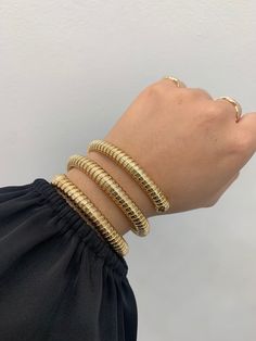 Beautiful spiral bracelet, in 14k gold, single piece, ideal for daily use or for special occasions, super elegant piece, bright gold finish, item sold by piece, weight undetermined. Bright Gold, Single Piece, Gold Finish, Jewelry Bracelets, Beaded Bracelets, Bathing Beauties, Accessory Gift, Electronic Accessories, Purses And Bags