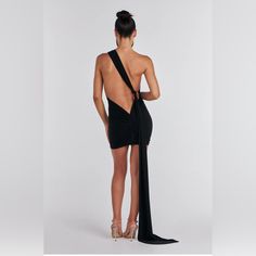 Nwot Crafted From Two Layers Of Our Signature Stretch Fabrication. Features A Versatile Elongated Sash, Timeless Neckline & Alluring Back Detail. Cut From A Soft Stretch Fabric For A Comfortable Fit, She Will Have You Dancing The Night Away. Further Features: Fully Lined / Double Layered Multi-Tie Elongated Sash. Side Metal Gold Ring Detail True To Size 94% Polyester 6% Spandex Model Wears A Size Xs And Is 172cm In Height. Fully Backless Dress, Drape Gown, Style Bleu, Chic Scarves, Backless Dresses, Ruched Maxi Dress, Backless Maxi Dresses, Vintage Maxi Dress, Summer Chic