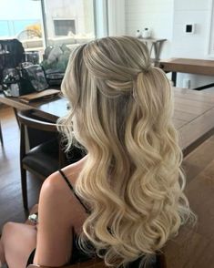 Brown Hair Homecoming Hairstyles, Cute Simple Hairstyles For Homecoming, Hairstyles For Medium Length Hair For Homecoming, Simple Half Up Half Down Hairstyles Hoco, Hoco Hair Ideas Half Up Half Down, Cute Hair Styles For School Pictures, Cute Confirmation Hairstyles, Cute And Easy Hoco Hairstyles