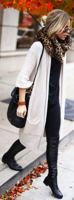 Gorgeous Oversized White Sweater ,Scarf,Handbag With Black Outfit White Oversized Sweater, Black And White Outfit, Stylish Fall Outfits, Ray Ban Aviator, Trendy Street Style, Moda Vintage, White Cardigan, 가을 패션