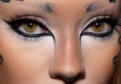 Subtle Cat Makeup Halloween, Racoon Halloween Makeup, Cat Eye Makeup For Halloween, Holloween Makeup Cat, Panther Halloween Costume Makeup, Cat Inspired Makeup Looks, Paint Face Ideas For Halloween, Cute Lion Makeup, Cat Woman Face Makeup