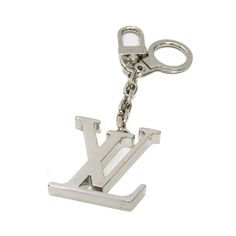 Used Louis Vuitton Initial Key Chain M65071 Keyring (Silver) (Sku: Bf576975) === General === Brand : Louis Vuitton Model : Initial Key Chain M65071 === Design === Type : Keyring Gender : Men,Women Color : Silver Material : Metal === Size === Size (Hxwxd) : 14cm X 4.5cm / 5.51'' X 1.77'' Weight : 70g / 2.46oz. Ring Diameter : 2.7cm / 1.06'' === Inventory === Serial Number : Le0120 === Included Items === Accessories Notice : Before Purchasing, Please Refer To The Images Of The Accessories Included Luxury Silver Jewelry With Metal Logo, Silver Metal Jewelry With Logo, Silver Metal Jewelry With Metal Logo, Luxury Jewelry Gift With Metal Logo, Luxury Jewelry With Metal Logo For Gift, Luxury Silver Jewelry With Logo Charm, Luxury Metal Jewelry With Metal Logo, Designer Silver Jewelry With Logo Charm, Luxury Silver Monogram Jewelry