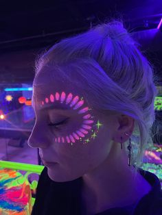 Makeup For Neon Party, Glow Paint Face Ideas, Rave Face Paint Ideas, Face Paint Neon Party, Neon Party Face Paint Ideas, Neon Face Paint Designs, Neon Face Painting Ideas, Glow In The Dark Makeup Look, Easy Neon Makeup