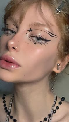 Art Eyeliner, Star Liner, Bold Eyeliner, Star Makeup, Creative Makeup Looks, Eyeliner Looks