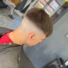 Small Hair Cut, Undercut Fade Women, Popular Mens Haircuts, Stylish Mens Haircuts, High Fade Haircut, Undercut Fade, Short Haircuts For Men, Taper Fade Haircut