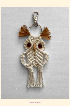 an owl keychain made out of yarn