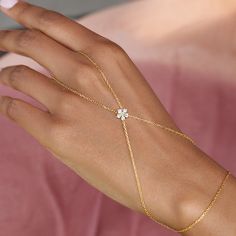 Simple Flower Bracelet, Bracelets Gold Simple For Women, Minimalist Accessories Jewellery, Haath Phool, Mangalsutra Bracelet, Christmas Lists, Jewel Design, Gold Minimalist Jewelry