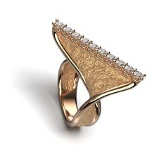 Scopri l'eleganza senza tempo del nostro anello moderno Twisted Gold , realizzato a mano in Italia da Oltremare Gioielli. Questo squisito pezzo presenta un esclusivo design twisted, accentuato da una superficie con texture terra e bordi lucidati per un sorprendente contrasto. Perfetto per coloro che apprezzano la raffinatezza moderna e l'artigianato di lusso.
Dettagli di design:

Un delicato intreccio si snoda elegantemente attorno alla fascia, simboleggiando una bellezza infinita.
La cresta superiore è impreziosita da 10 diamanti taglio brillante (colore G, purezza VS), ciascuno del diametro di 2,8 mm, per un peso totale di circa 0,82 carati .
I bordi lucidati esaltano l'aspetto audace ma raffinato, mentre la superficie con texture color terra aggiunge un tocco organico e distintivo.

Opz Contemporary Luxury Yellow Gold Jewelry, Luxury Unique Yellow Gold Brooch, Luxury Yellow Gold Freeform Jewelry, Luxury Modernist Yellow Gold Rings, Twisted Gold Ring, Modernist Gold Gemstone Jewelry, Jeweled Earrings, Ring Pendant Necklace, Pendant Bracelet