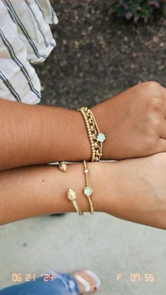 Kendra Scott Bracelet Stack, Pretty Stacks, Bracelet On Wrist, Bestie Bracelets, Bracelet Stack Ideas, New Preppy, Gold Stretch Bracelet, Jewelry Stack, Kendra Scott Bracelet