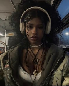 Wearing Headphones, 일본 패션, Hair Reference, Attractive People, 가을 패션, Aaliyah, Aesthetic Hair, Pretty Hairstyles