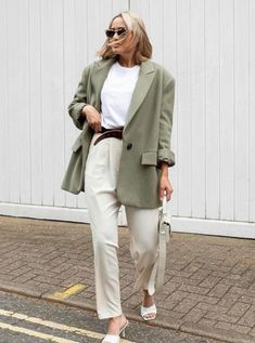 Khaki Color Outfits For Women, Oversized Green Blazer Outfit, Linen Blazer Street Style, Khaki Oversized Blazer, Women Kakhi Blazer Outfit, Khaki Linen Blazer Outfit, Oversized Khaki Blazer Outfit, Green Linen Blazer Outfit, How To Style Blazer