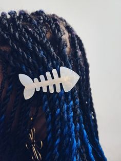 Fishbone Hair Clip Alligator Clip Crafts, Fish Bone Hair Clip, Weird Hair Accessories, Bug Hair Clips, Ocean Themed Accessories, Character Accessories Ideas, Funky Hair Clips, Fun Hair Clips, Ceramic Hair Clips