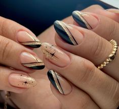 Black And Gold French Tip Nails Square, Short Nails New Years Eve, Black And Golden Nail Art, Simple Black And Gold Nails, Great Gatsby Nails Designs, Black And Gold Marble Nails, Black And Gold Almond Nails, Black And Gold Nail Designs, Black And Gold Nails