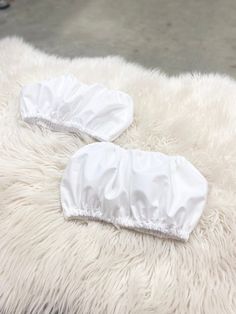 Crop top, made of 100% cotton. Fitted White Matching Set Tops, Stretch Cotton Crop Top With Ruffles, White Matching Set Top For Spring, Trendy Fitted Crop Top Matching Set, White Cropped Cotton Tube Top, White Ruffled Crop Top, Cute Stretch White Crop Top, White Stretch Crop Tube Top, Fitted Bandeau Crop Top With Ruffles