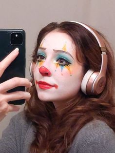 halloween clown makeup: cute, pastel clown look Cute Clown Halloween Costumes For Women, Clown Makeup Traditional, Sweet Clown Makeup, Real Clown Makeup, Clown Costumes Halloween, Cute Circus Makeup, Cute Clown Costume Ideas, Cute Clown Costume Halloween, Halloween Face Paint Clown