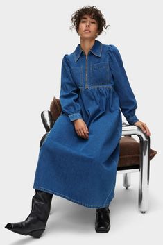 Iconic Gabriella shape in mid-wash denim Front zip Shirt collar Long sleeves Double patch pockets, side seam pockets Gathered into an empire waistband Relaxed boxy fit