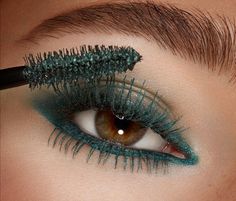 Mascara Bleu, Colour Mascara, Water Eyeshadow, Green Mascara, Full Makeup Tutorial, Colored Mascara, Blue Mascara, Eye Makeup Tools, Instagram Add