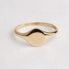 Stylish Signet Ring, expertly crafted from 14-karat solid gold. This customizable piece allows for personalization with letters or symbols, making it uniquely yours. Material: 14-karat solid gold Gold Colors: Available in gold, rose gold, and white gold Customization: Option to engrave a letter or symbol of your choice Versatility: Suitable for all fingers Ideal for daily wear or as a distinctive gift, this signet ring combines traditional craftsmanship with modern appeal, available at an attractive price point. Whether for personal expression or as a special present, it's designed to impress. Gold Signet Ring, Stylish Rings, Gold Colors, White Ring, A Letter, Signet Ring, Gold Gold, Rose Gold Ring, Gold Rose