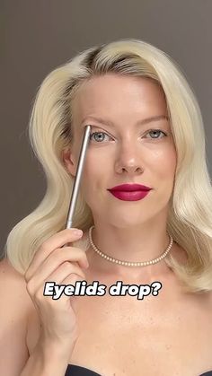 Hooded Eye Mascara, Makeup For Large Eyelids, Actresses With Hooded Eyes, Eyeshadow Tutorial For Hooded Eyes Step By Step, Best Eyeshadow For Hooded Eyes, Hooded Eye Makeup Hacks, Aging Hooded Eyes Makeup, Hooded Smokey Eye Tutorials