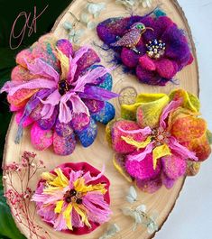 Fabric Upcycle, Textile Brooch, Purple Brooch, Brooch Ideas, Fabric Flower Pins, Felted Flowers, Felting Diy, Needle Felting Diy, Brooch Handmade