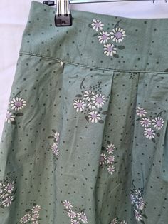 Sweet green and purple floral mini skirt. Please note- measurements are taken from the actual garment and are approximates. Size 8 Measurements- Waist (front) 39cm Length (top of w/b to hem) 47cm Brand- Princess Highway Condition- This item is 2nd hand but in excellent condition. Thanks so much for stopping by! Please feel free to message me for any information or questions. Cotton A-line Skirt With Floral Print, Spring Floral Print Full Pleated Skirt, Spring Floral Print Short Skirt, Spring Floral Print Relaxed Pleated Skirt, Floral Print Fitted Pleated Skirt, Fitted Floral Print Pleated Skirt, Green A-line Mini Skirt For Spring, Spring Cotton Knee-length Pleated Skirt, Cotton Floral Print Full Skirt