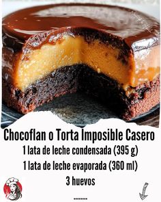 chocolate torta impostible casero is cut in half