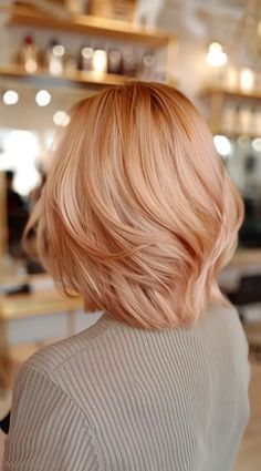 37 Fiery Strawberry Blonde Hairstyles To Ignite Your Style #strawberryblondehair Strawberry Blonde Short Hair, Jahodová Blond, Strawberry Blonde Hairstyles, Reddish Blonde, Warm Brown Hair