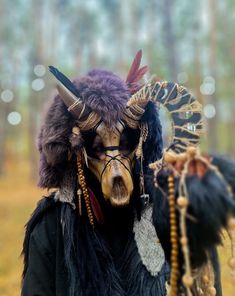 shaman's skull mask. the base is plastic, the fur is artificial. wooden decor, feathers, ropes, leather. universal size, suitable for everyone, put on with the help of an elastic band. the set includes a mask with decor, beads and fur pads on the hands.